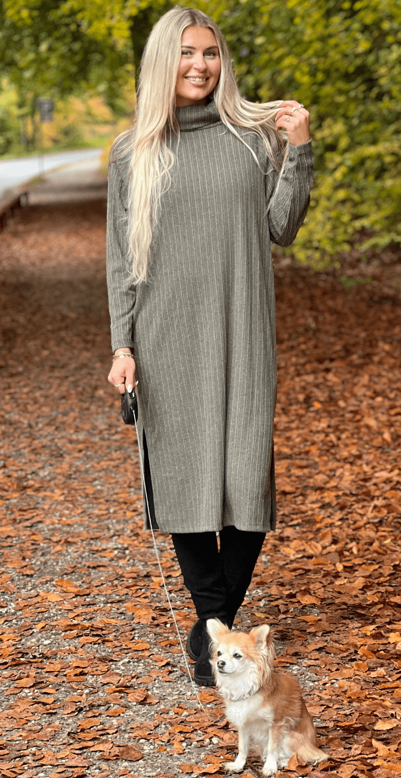 Ghita kjole med høj hals khaki