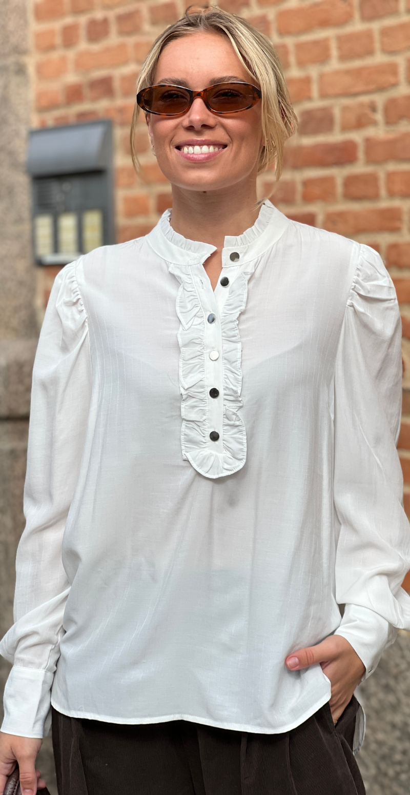 April bluse med flæse off white Freequent