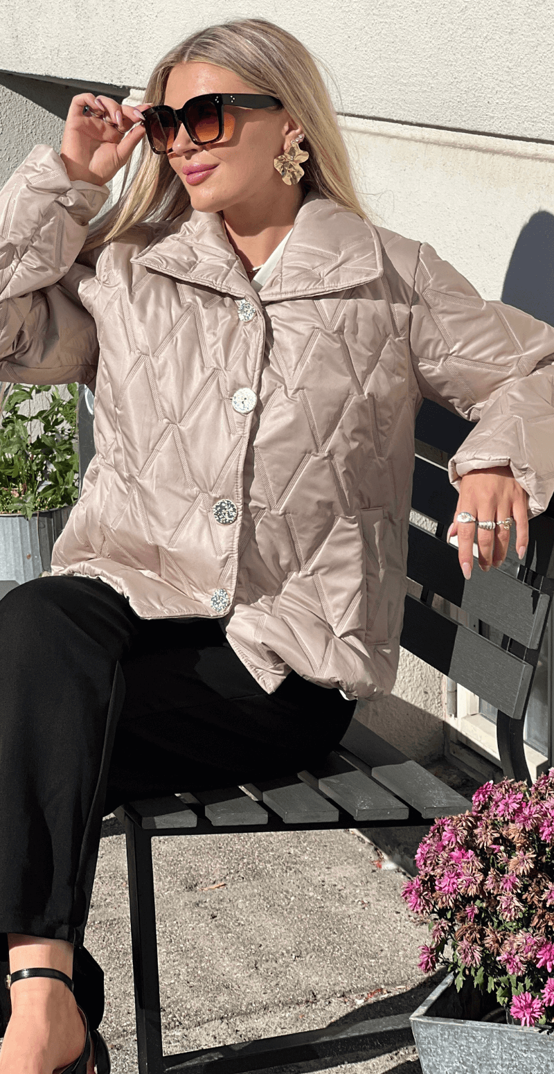 Mischa kort jakke med præget mønster og guldknapper beige LikeLondon
