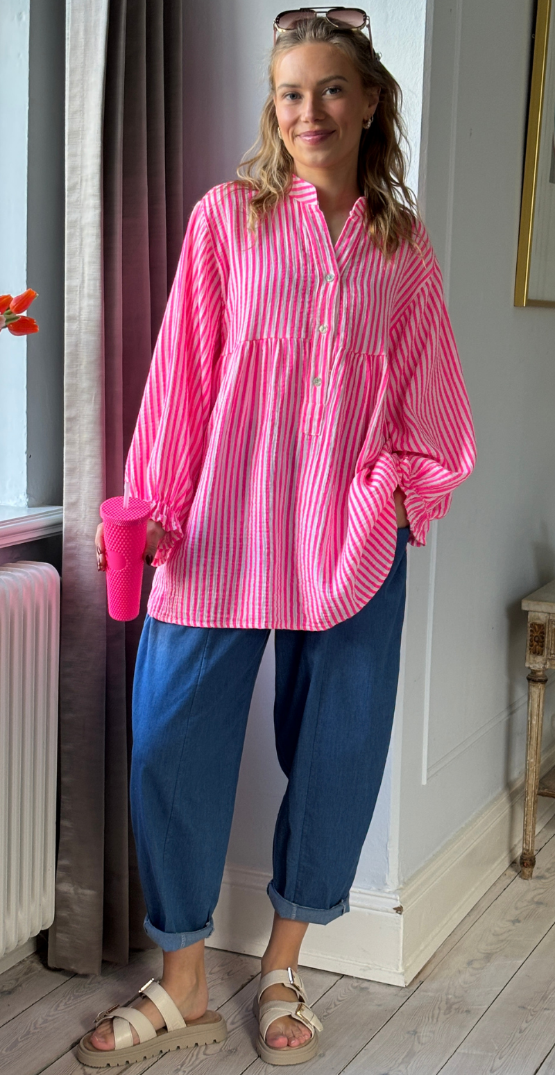 Zelina stribet bluse i musselin med vidde og ballonærmer fuxia LikeLondon