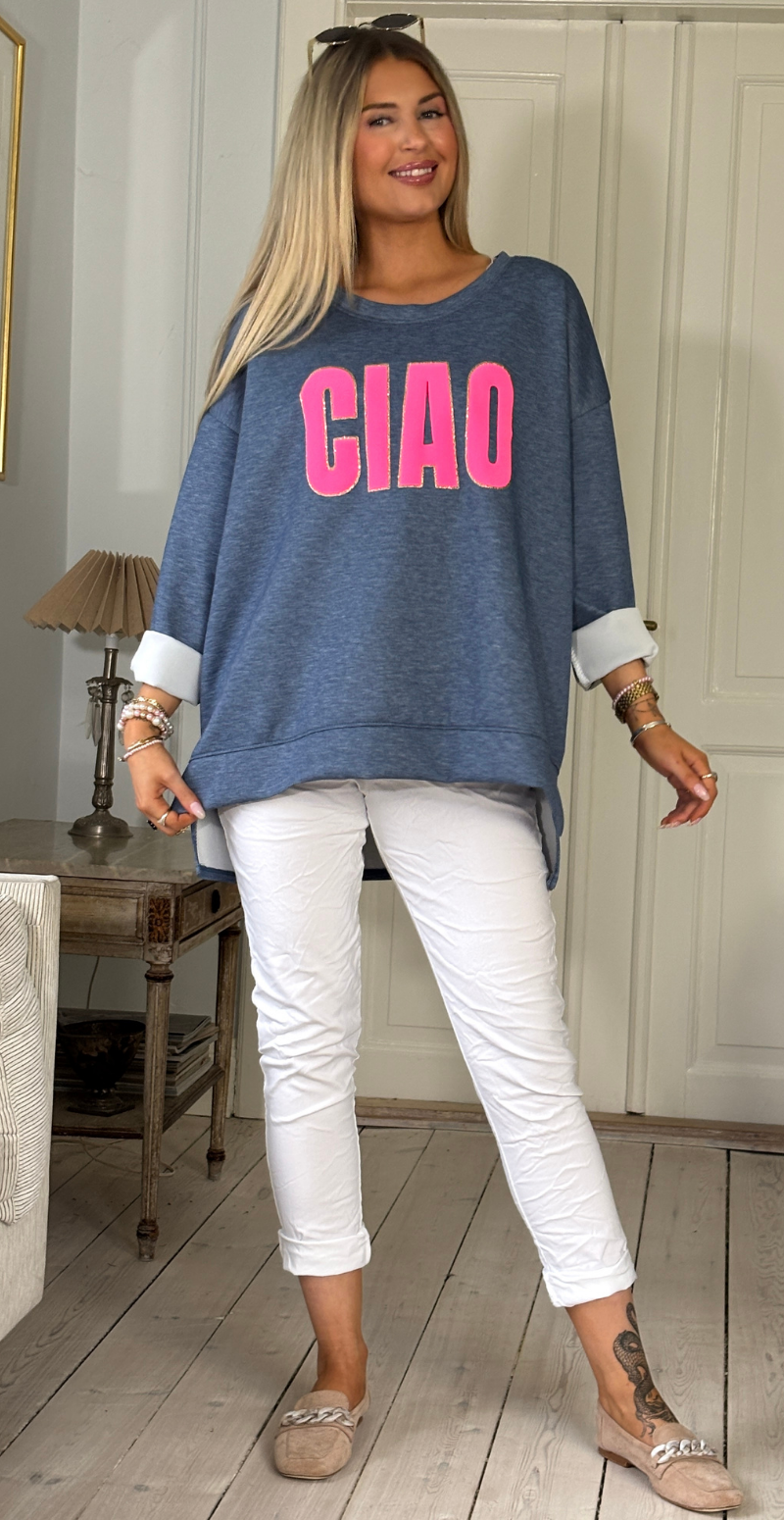 Forudbestil uge 8 Wanda sweatshirt med rund hals og "ciao" denim LikeLondon