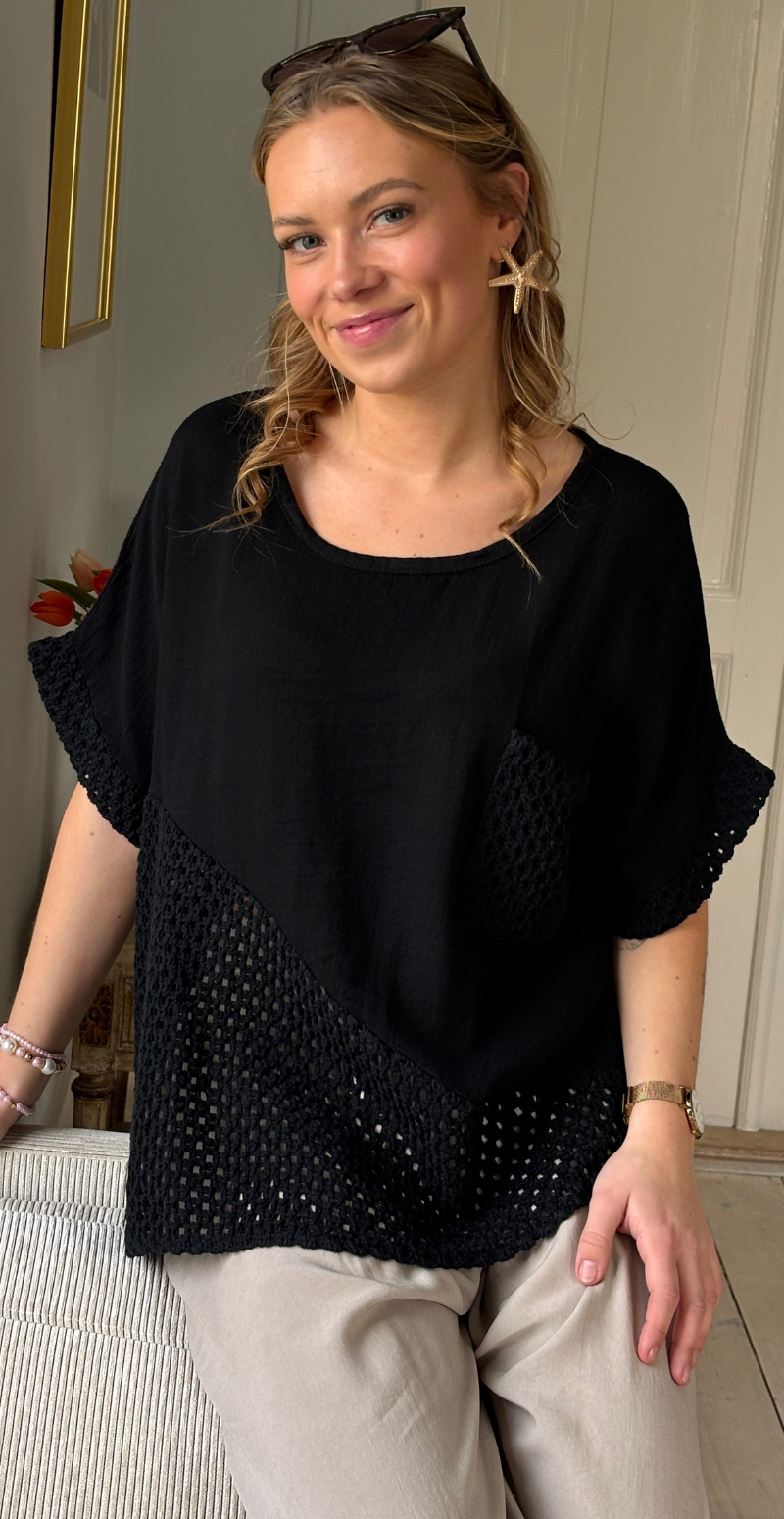 Gladys bluse med kort ærme og hæklede detaljer sort LikeLondon