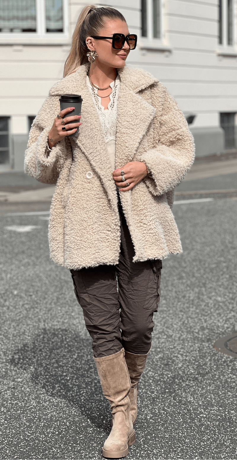Marcella oversized teddy jakke med lommer beige LikeLondon