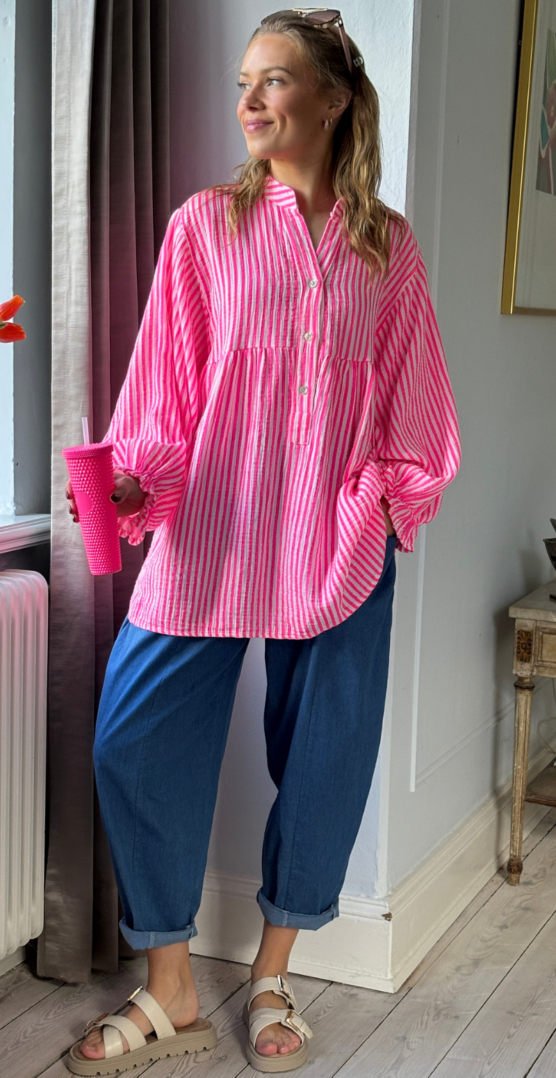 Zelina stribet bluse i musselin med vidde og ballonærmer fuxia LikeLondon
