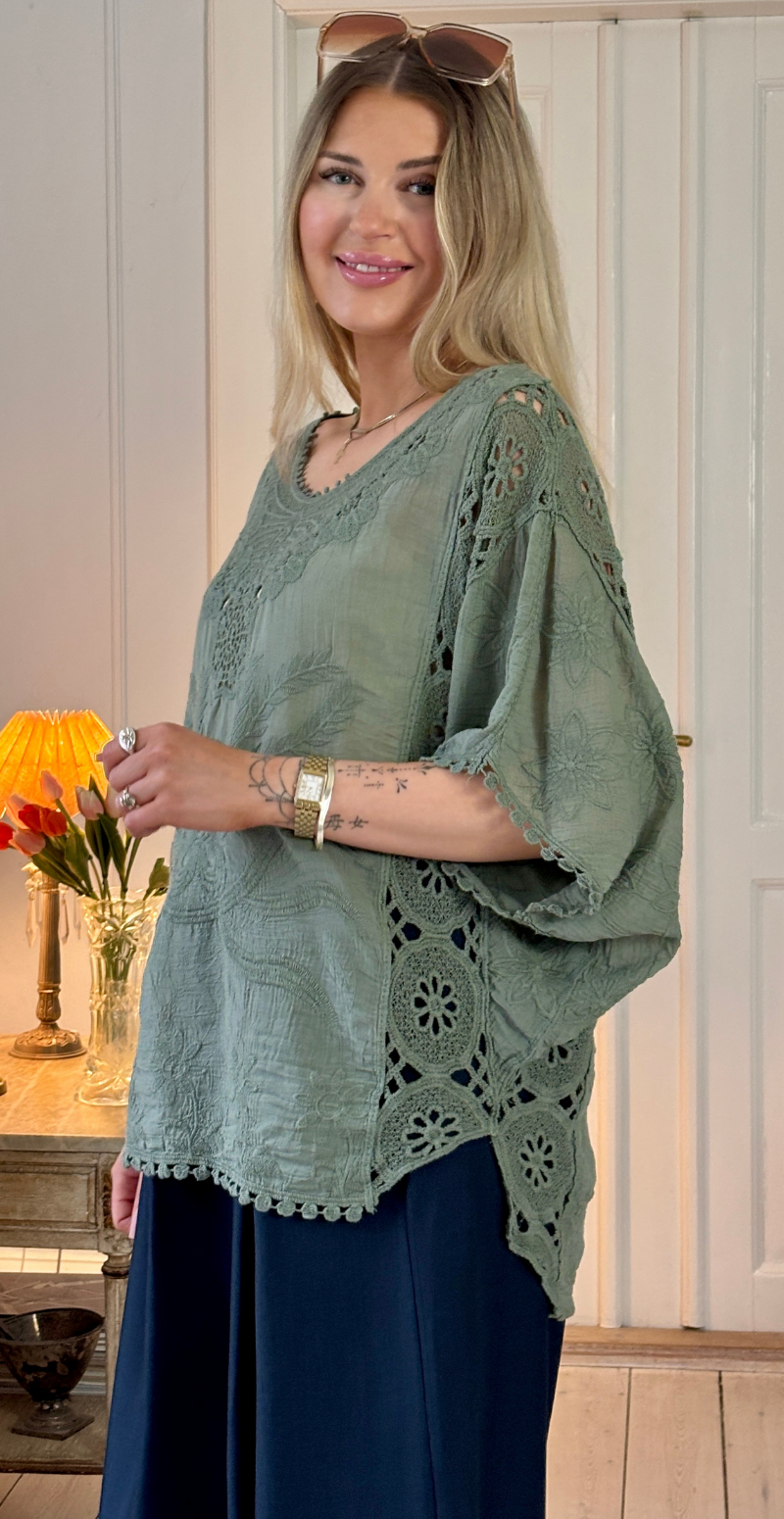 Myrna bluse med blondemotiv khaki LikeLondon
