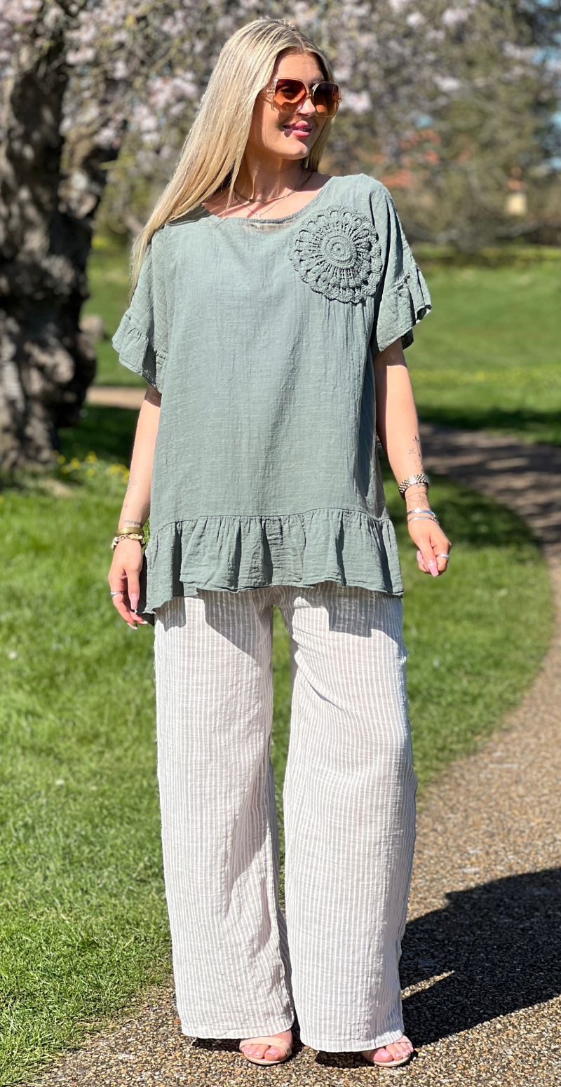 Carolina kortærmet bluse med peplum og hæklet blomst khaki LikeLondon