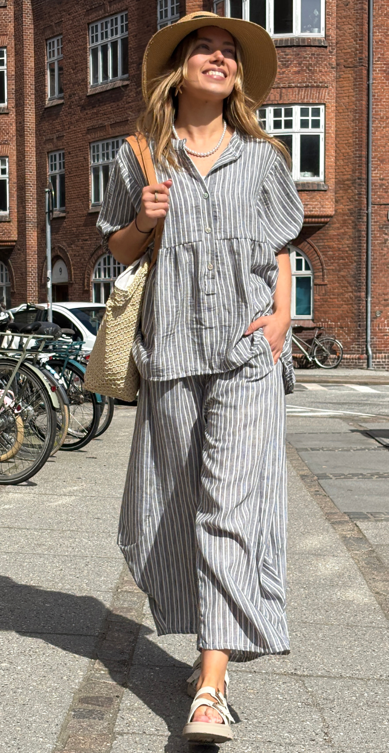 Merle stribet bluse med pufærmer og stolpelukning sort LikeLondon
