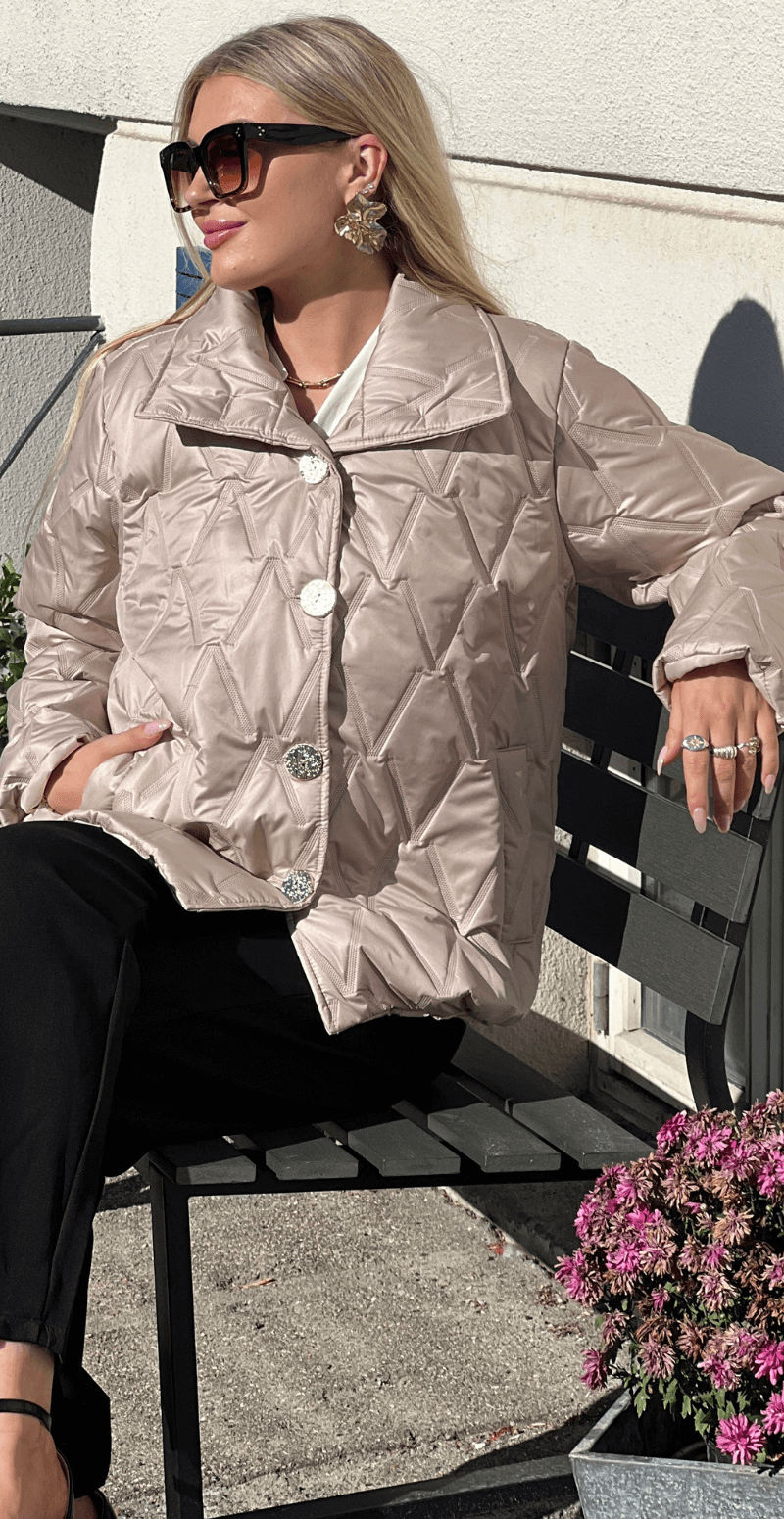 Mischa kort jakke med præget mønster og guldknapper beige LikeLondon