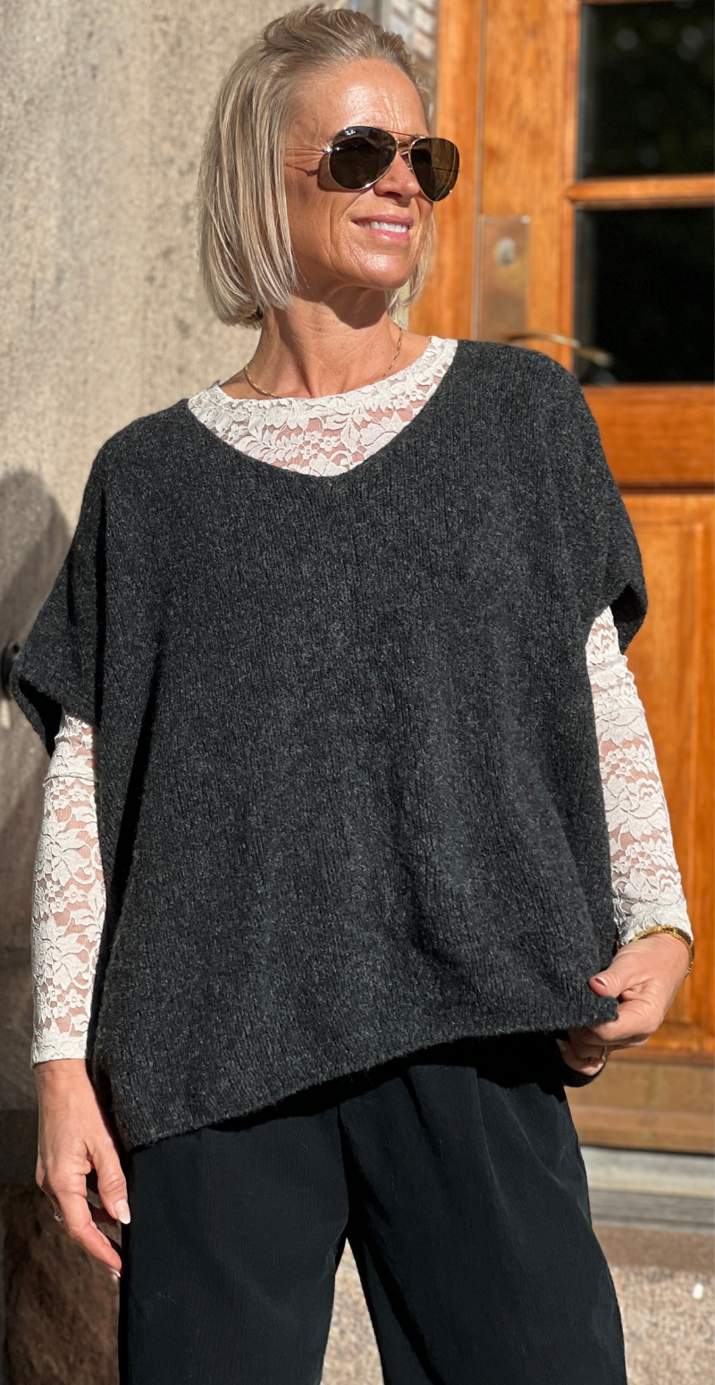 Sigga strikket oversized vest med v-hals sort LikeLondon