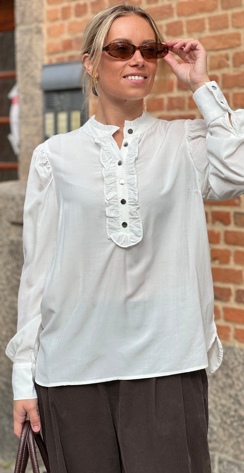 April bluse med flæse off white Freequent