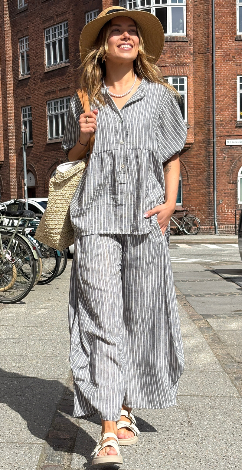 Merle stribet bluse med pufærmer og stolpelukning sort LikeLondon