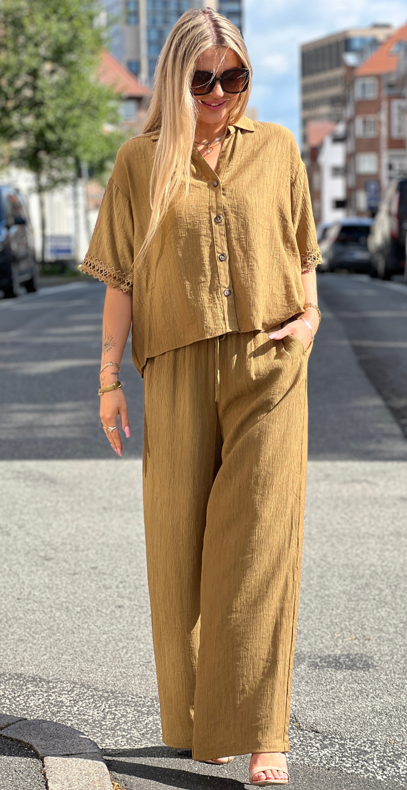 Regina skjortebluse med blondekant oliven LikeLondon