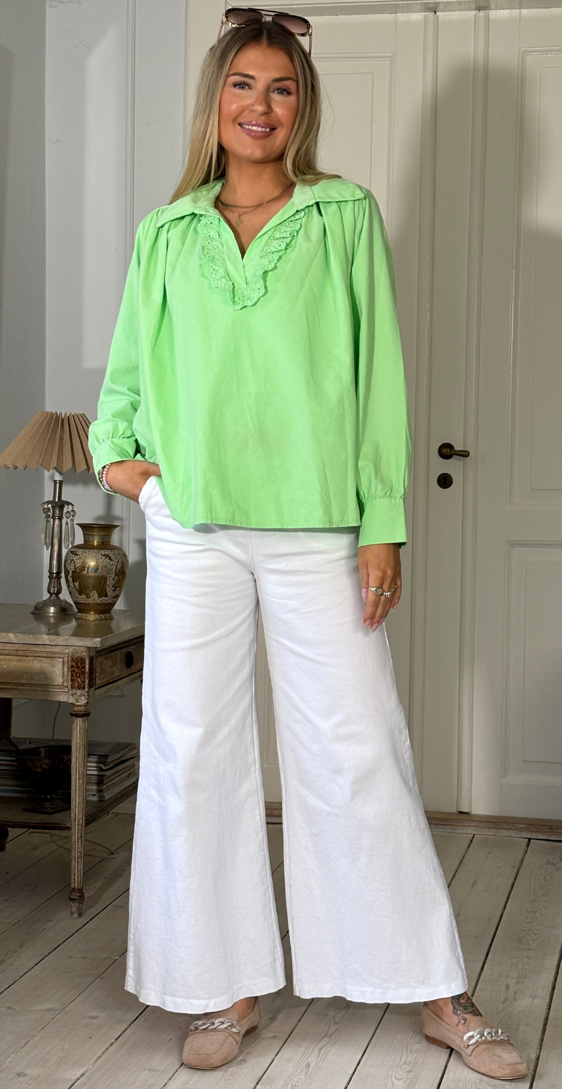 Otella fløjlsbluse med v-hals og flæsekant grøn LikeLondon