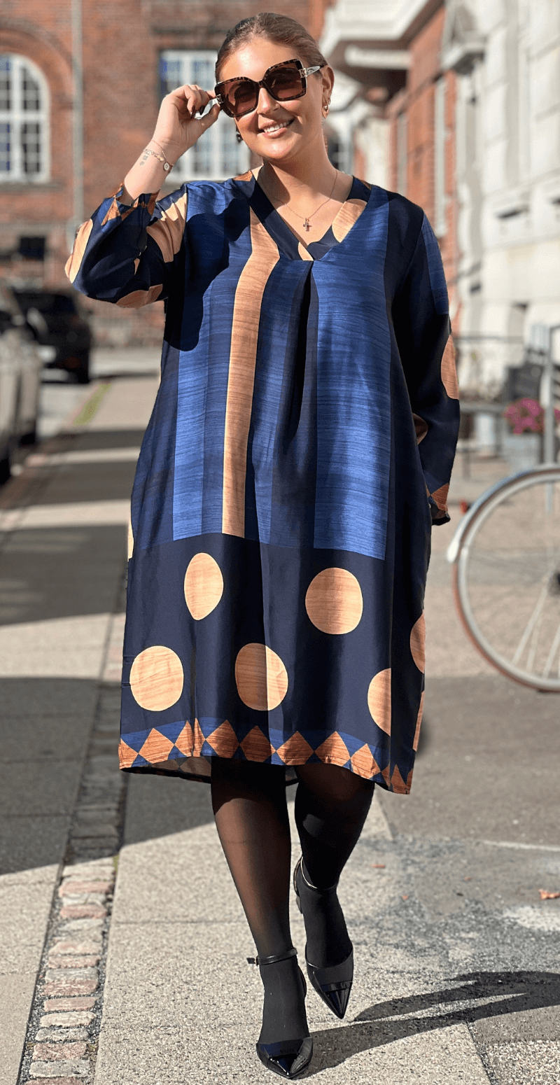 Joanna kjole i satin-look med brede striber og prikker navy LikeLondon