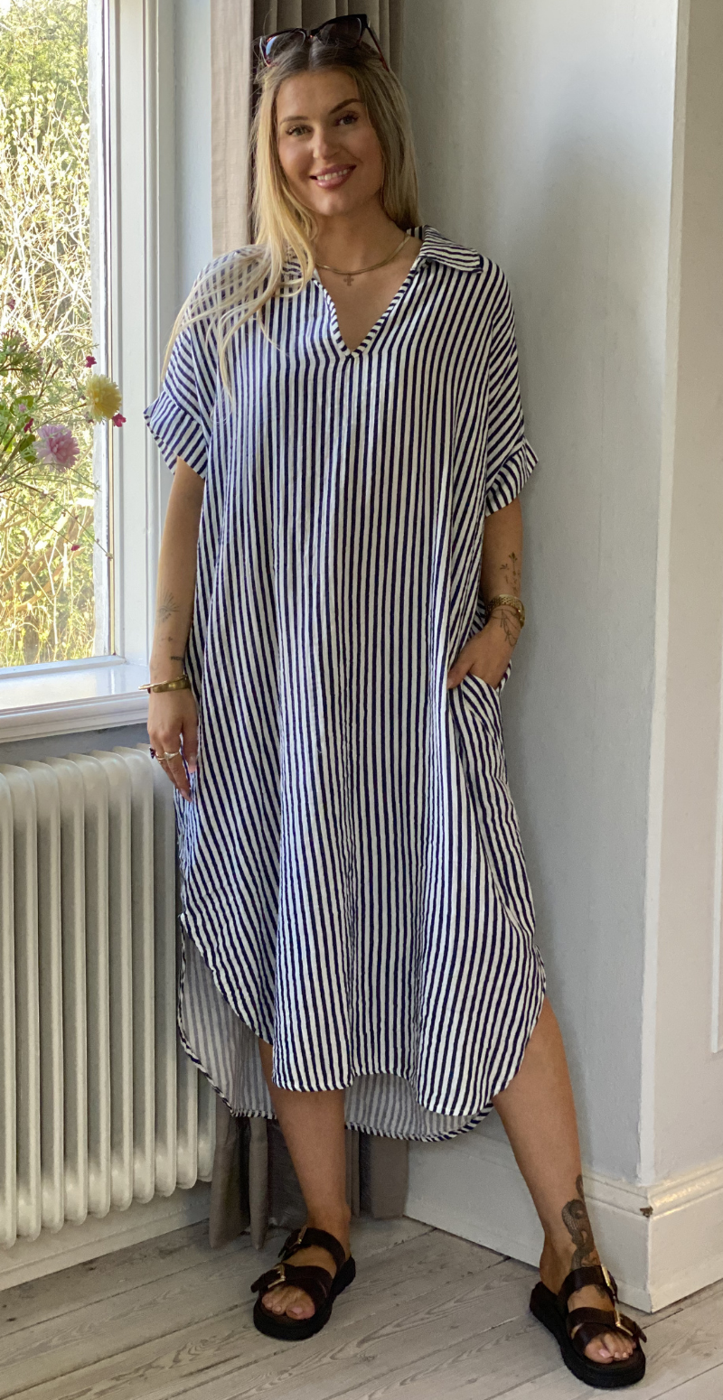 Freya stribet kjole med krave og lommer navy LikeLondon
