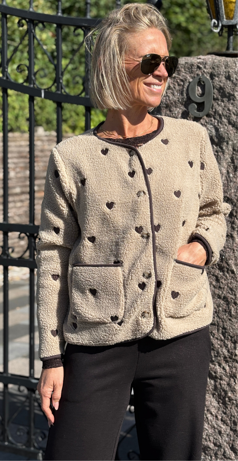 Zita teddy jakke med hjerter sand LikeLondon