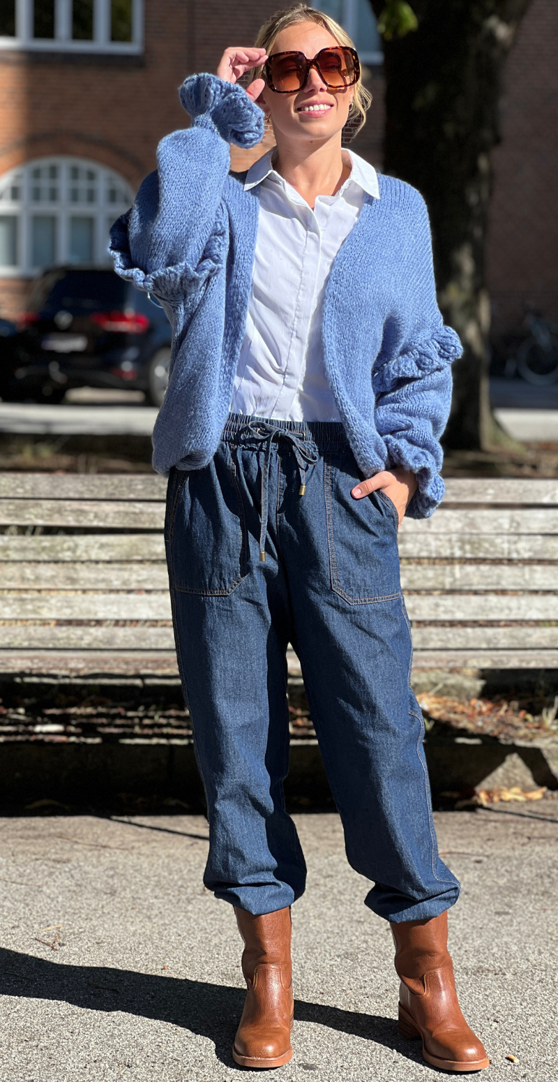 Skylar strikcardigan med flæsedetaljer på ærmet jeans LikeLondon