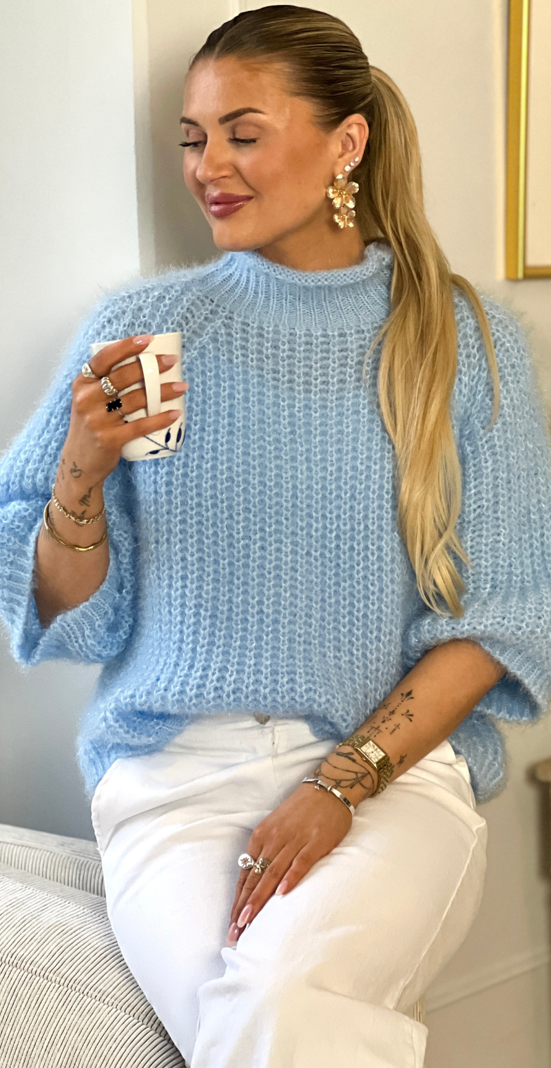 Donna strik med turtleneck og trekvart ærmer lysblå LikeLondon