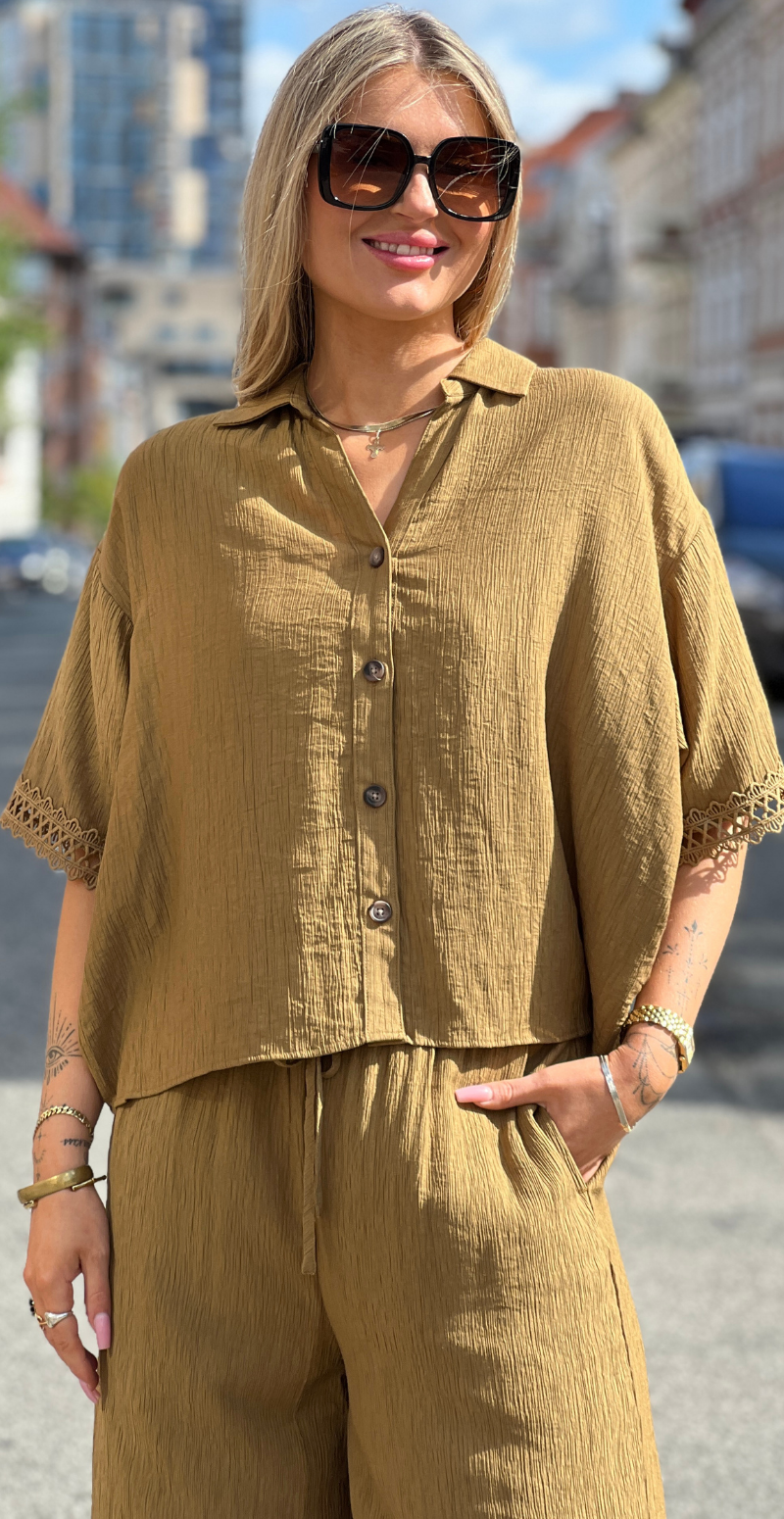 Regina skjortebluse med blondekant oliven LikeLondon