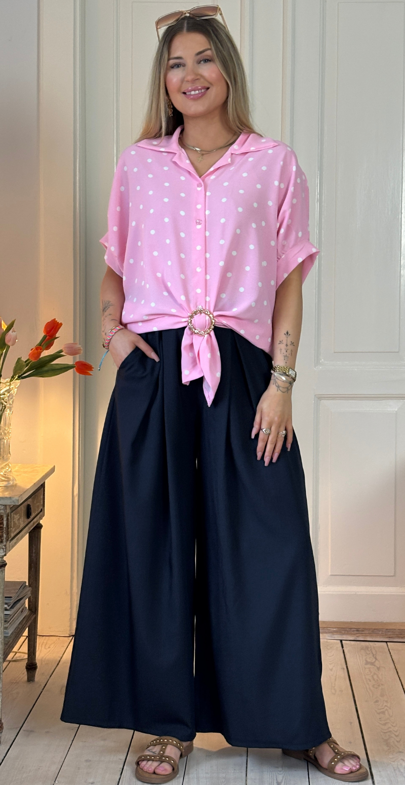 Nikolina skjortebluse med polkaprikker og spænde pink LikeLondon