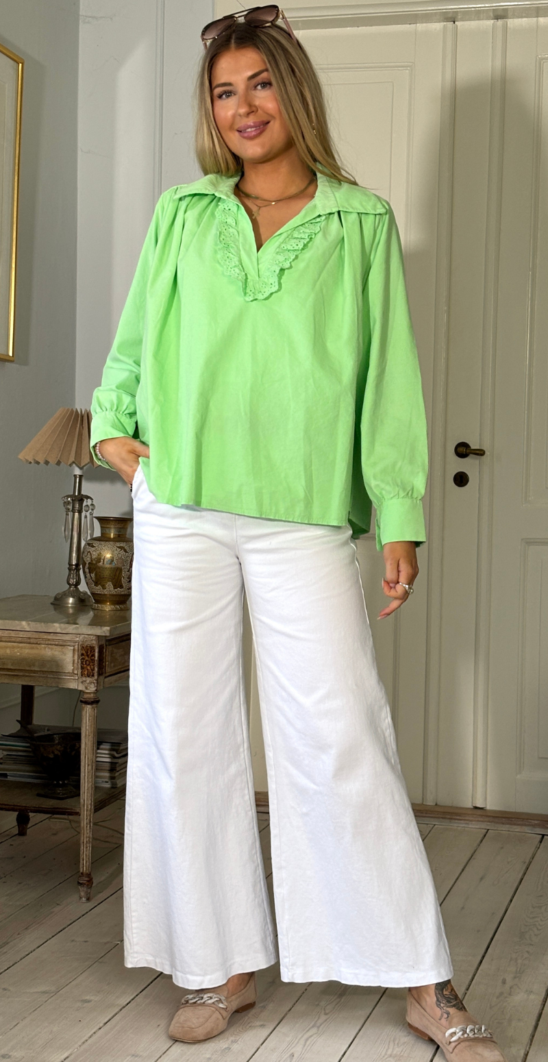 Otella fløjlsbluse med v-hals og flæsekant grøn LikeLondon