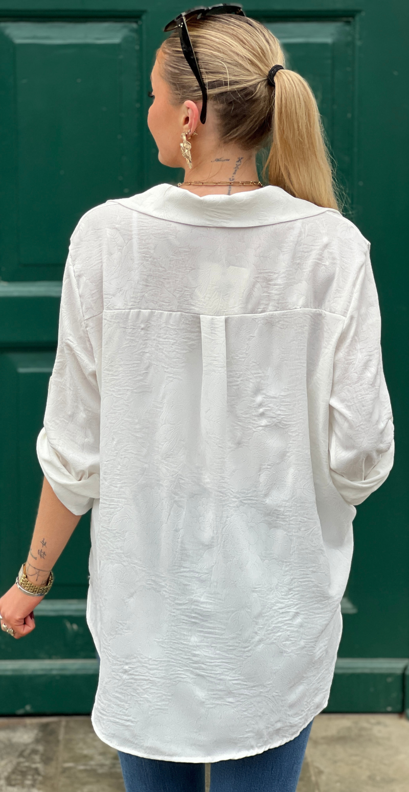 Amanda bluse med præget mønster og krave hvid LikeLondon