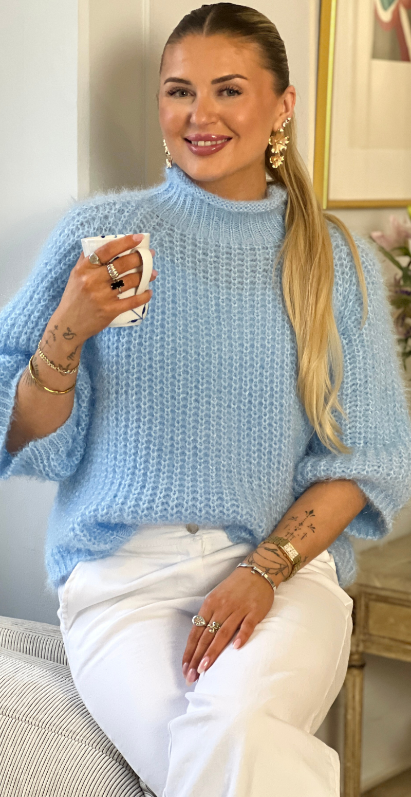 Donna strik med turtleneck og trekvart ærmer lysblå LikeLondon