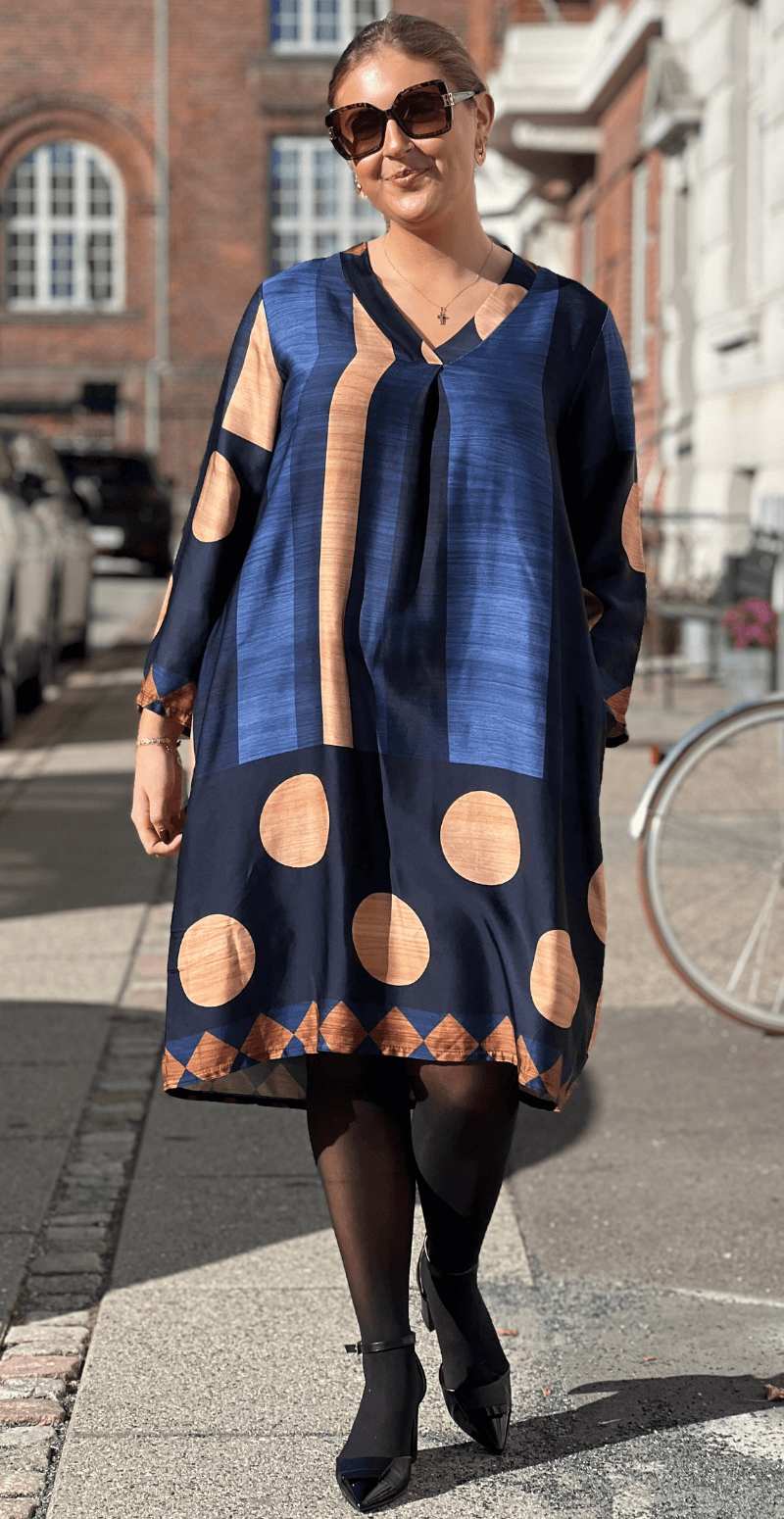 Joanna kjole i satin-look med brede striber og prikker navy LikeLondon