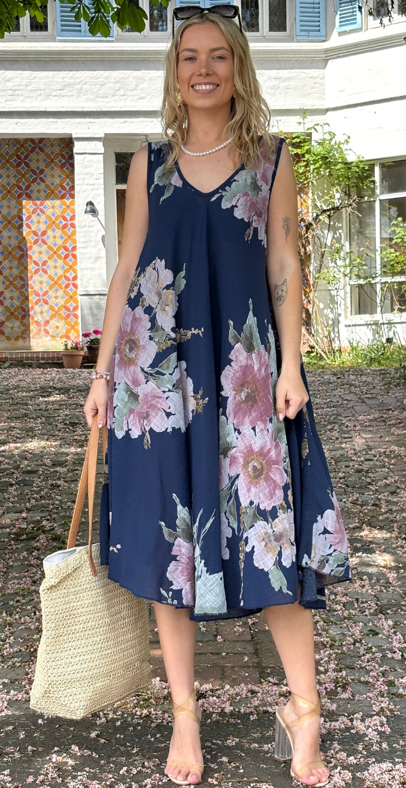Faye kjole med brede stropper og blomstermotiv navy LikeLondon