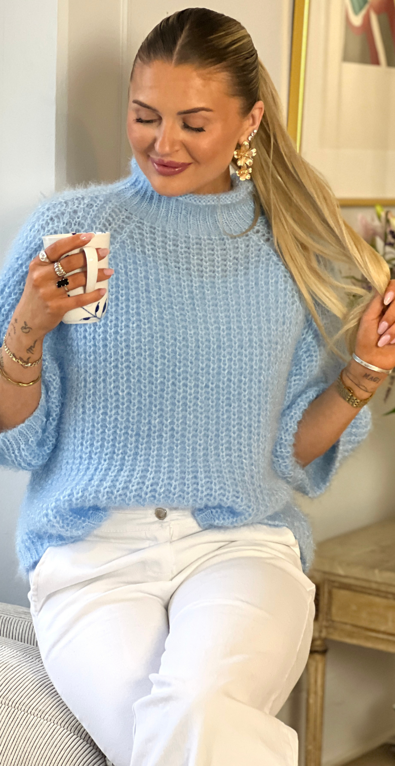 Donna strik med turtleneck og trekvart ærmer lysblå LikeLondon