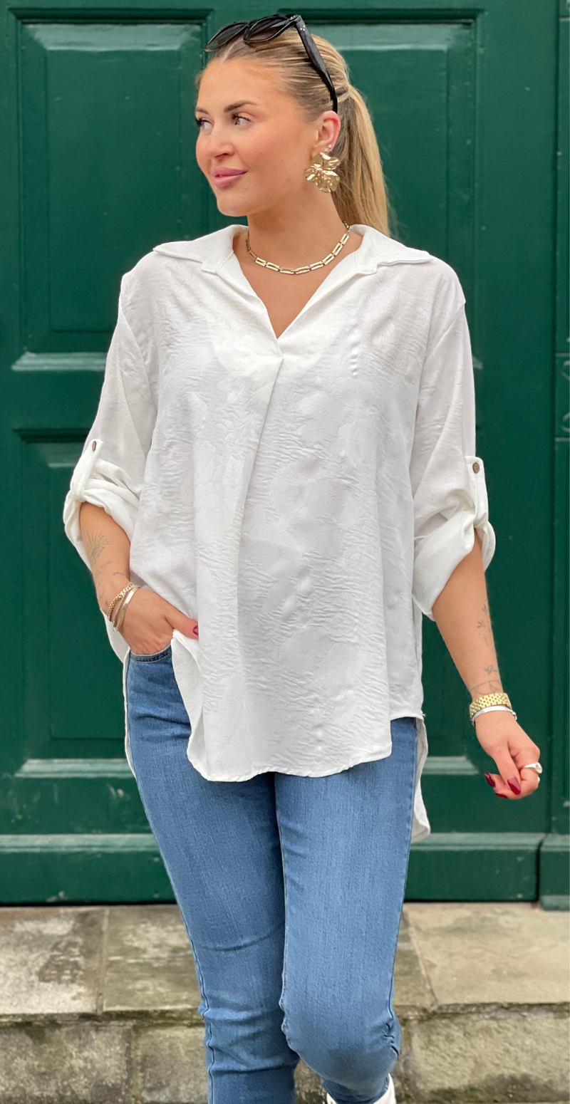 Amanda bluse med præget mønster og krave hvid LikeLondon