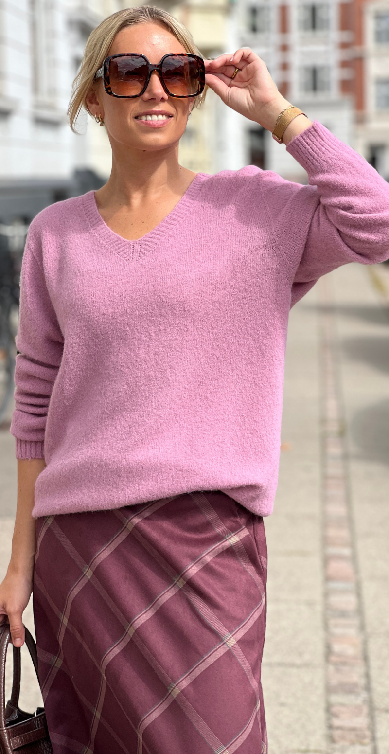Karen ensfarvet strikbluse med v-hals onion LikeLondon