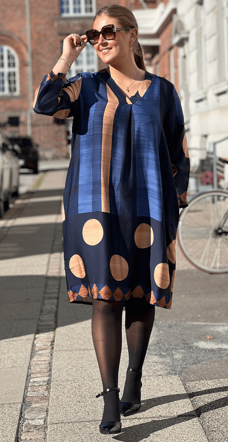 Joanna kjole i satin-look med brede striber og prikker navy LikeLondon