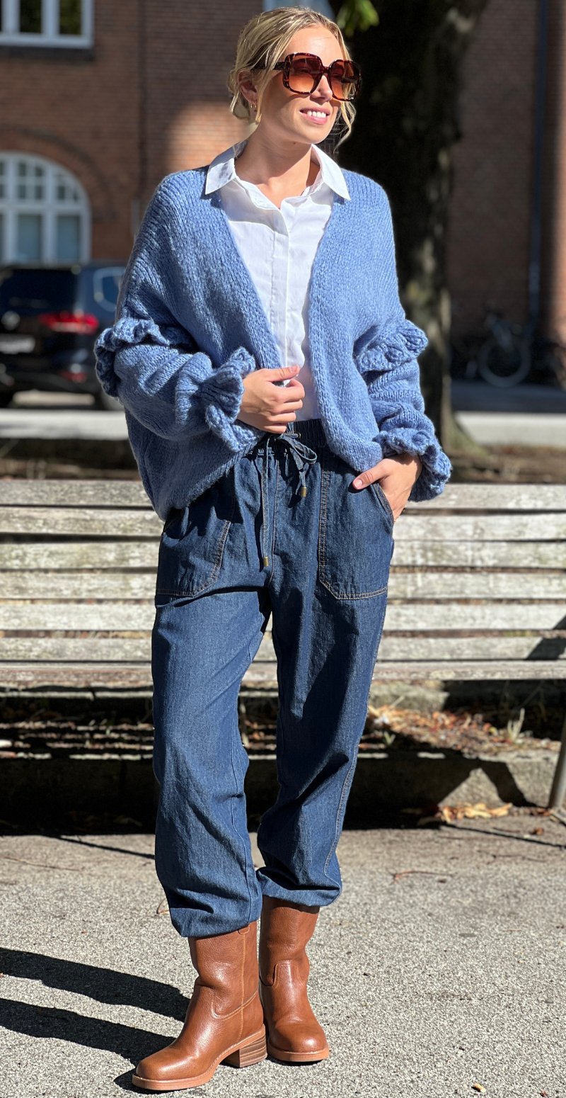 Skylar strikcardigan med flæsedetaljer på ærmet jeans LikeLondon