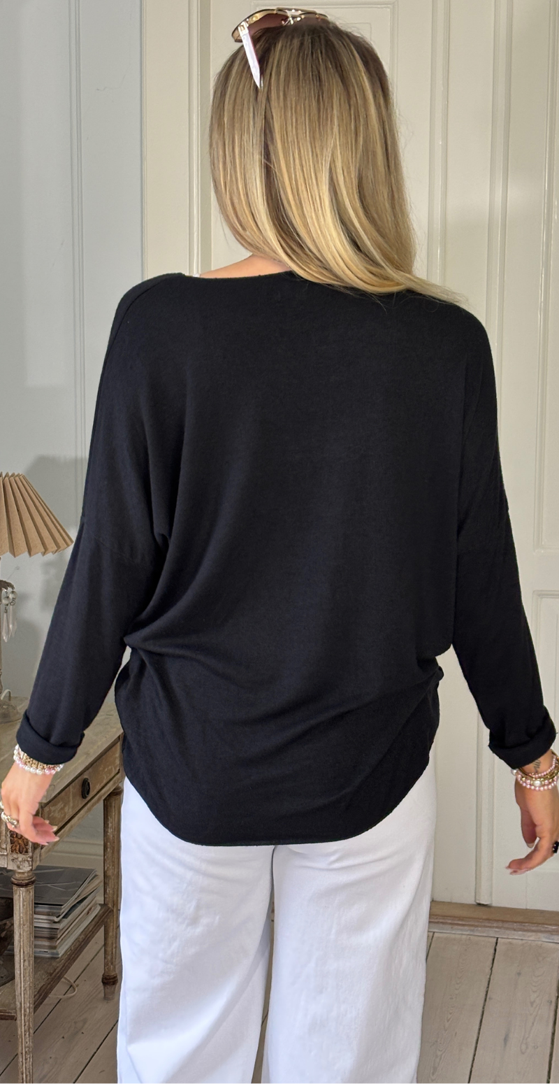 Forudbestil uge 7 Tilda bluse med v-hals og 3 blomster med perler sort LikeLondon