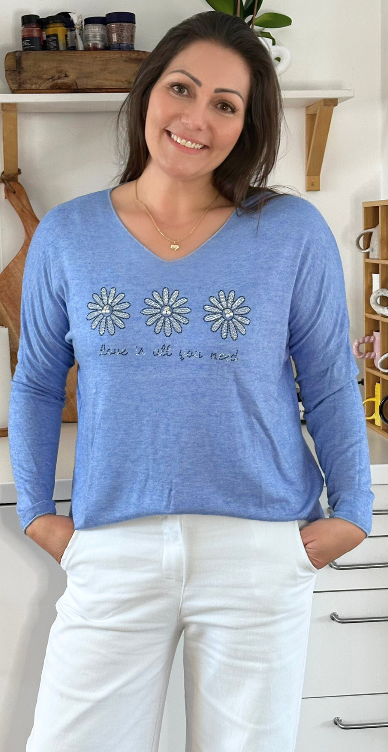 Tilda bluse med v-hals og 3 blomster med perler blå LikeLondon By Christina