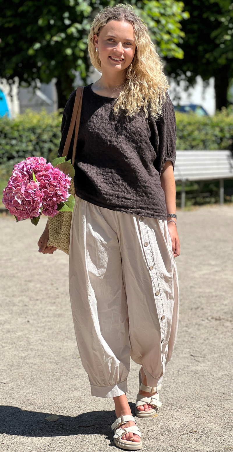 Zoey ballonbukser med træknapper fortil og skrålommer beige LikeLondon