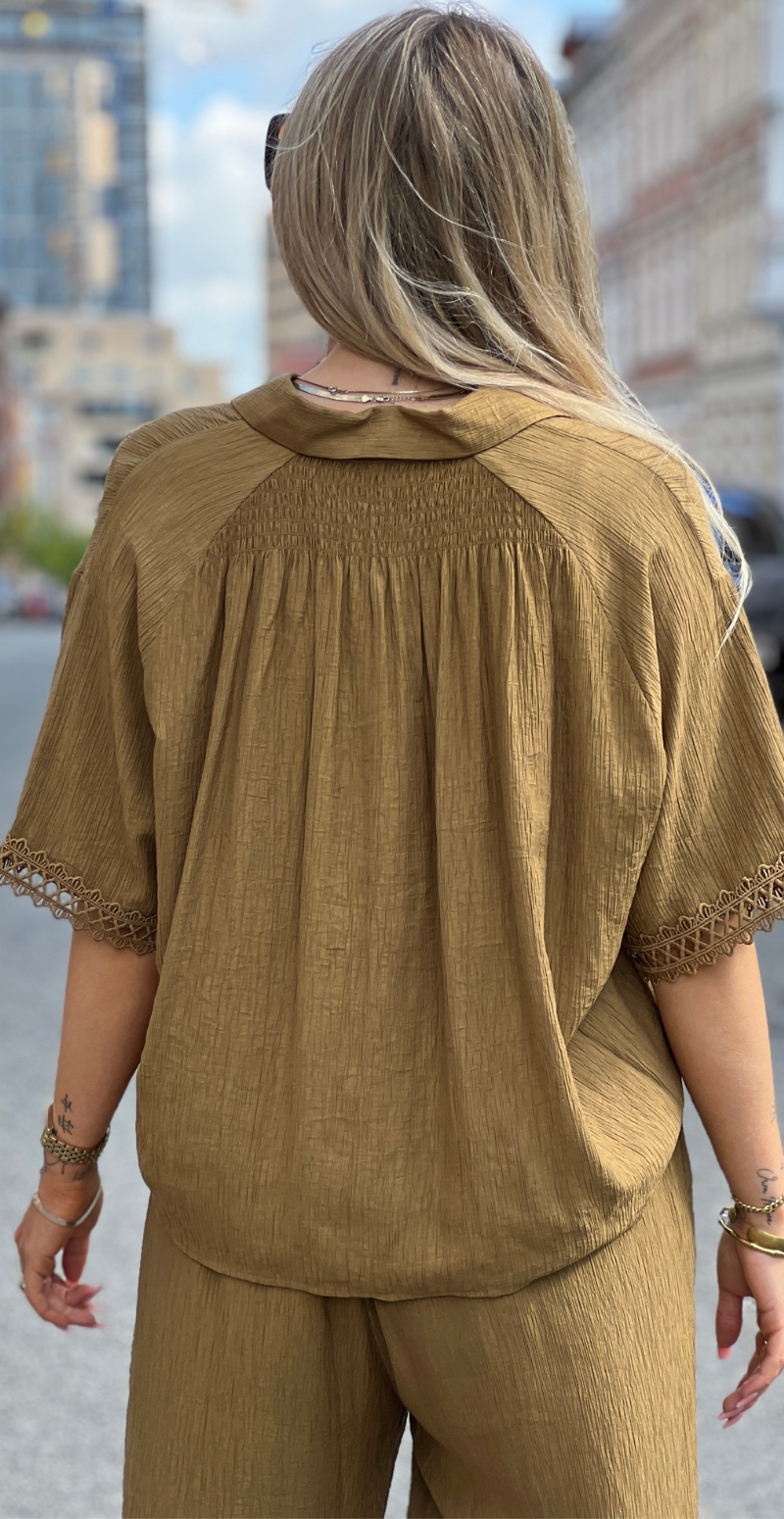 Regina skjortebluse med blondekant oliven LikeLondon