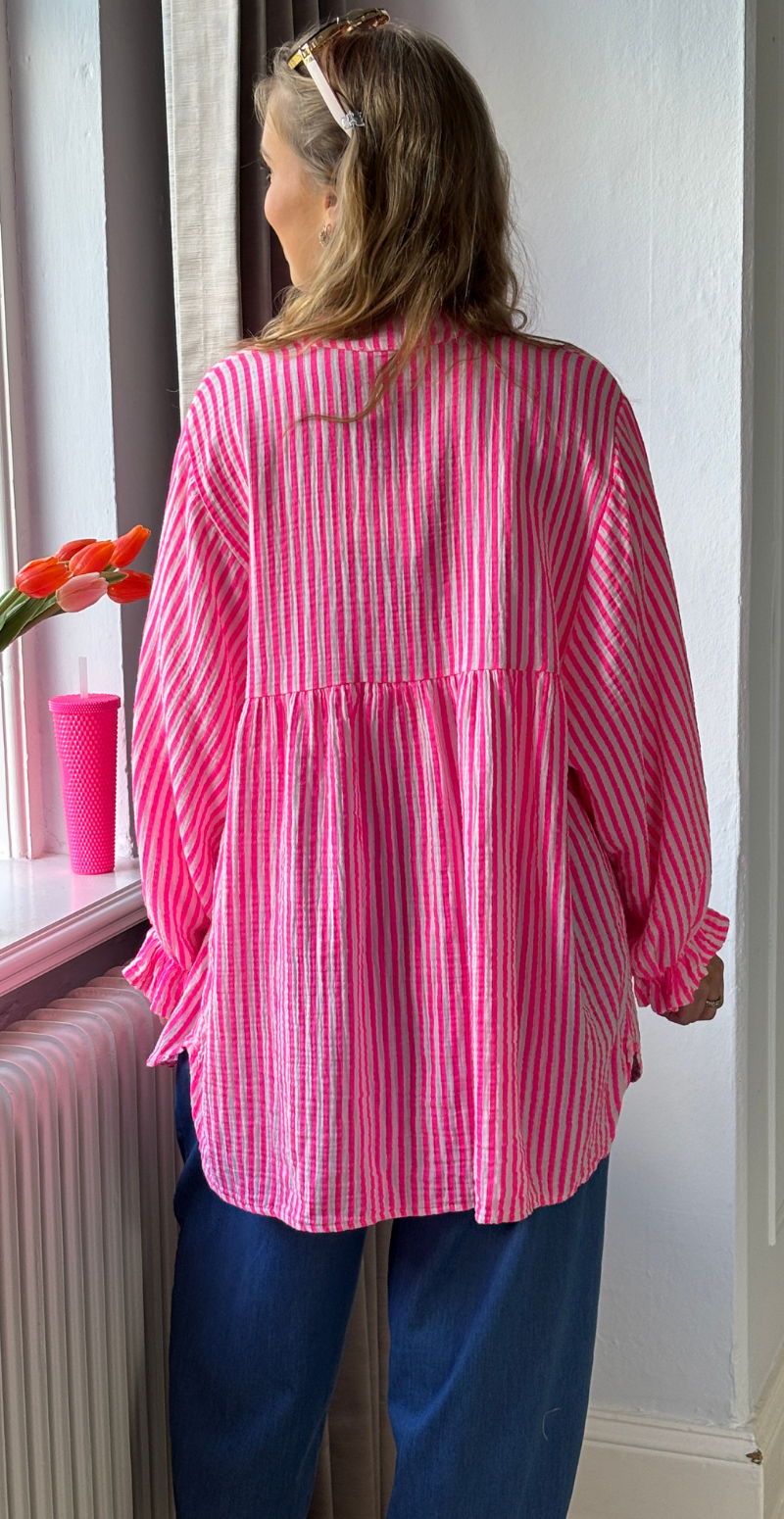 Zelina stribet bluse i musselin med vidde og ballonærmer fuxia LikeLondon