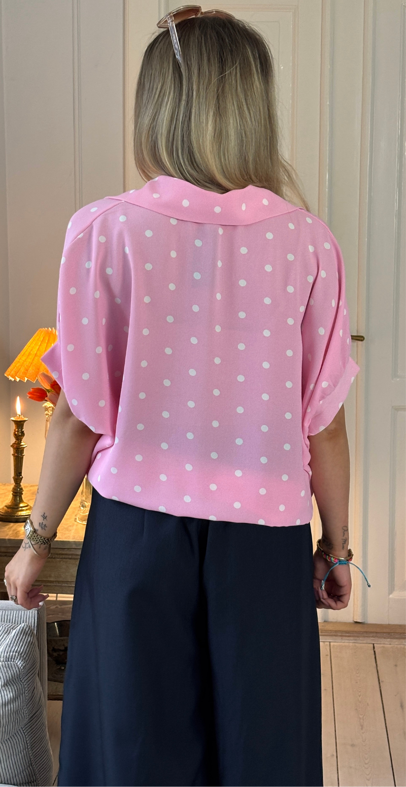 Nikolina skjortebluse med polkaprikker og spænde pink LikeLondon
