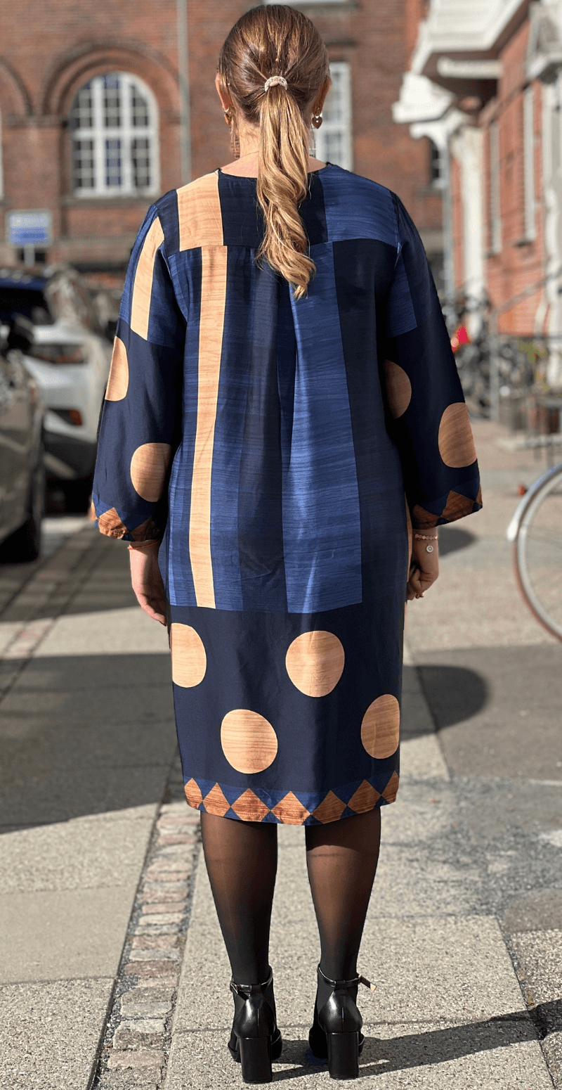Joanna kjole i satin-look med brede striber og prikker navy LikeLondon