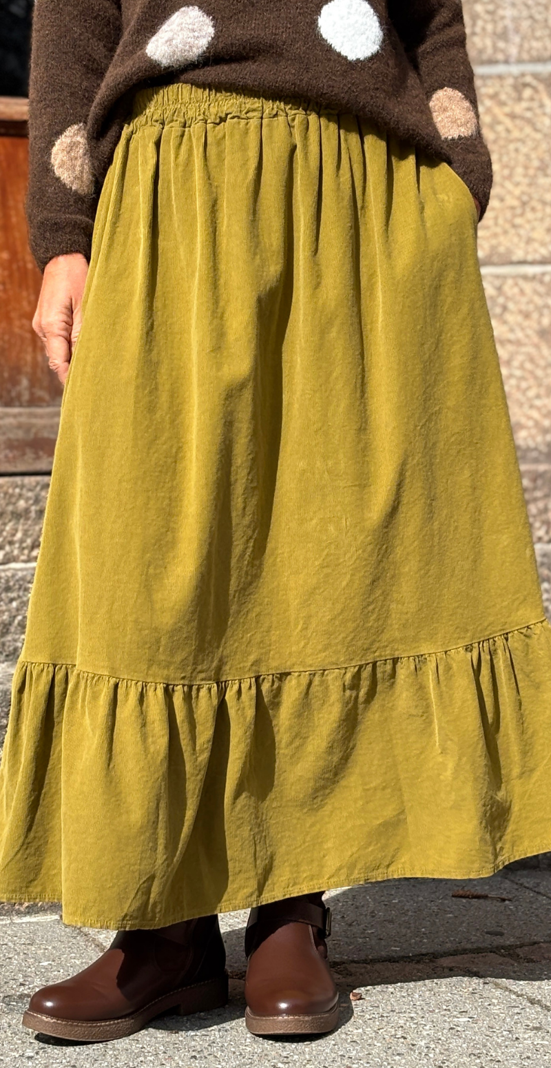 Moanna fløjlsnederdel med peplum nederst og skrålommer mustrarda LikeLondon