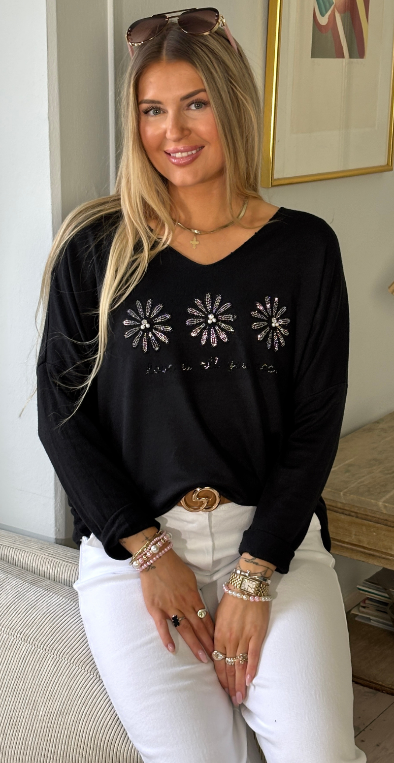 Forudbestil uge 7 Tilda bluse med v-hals og 3 blomster med perler sort LikeLondon
