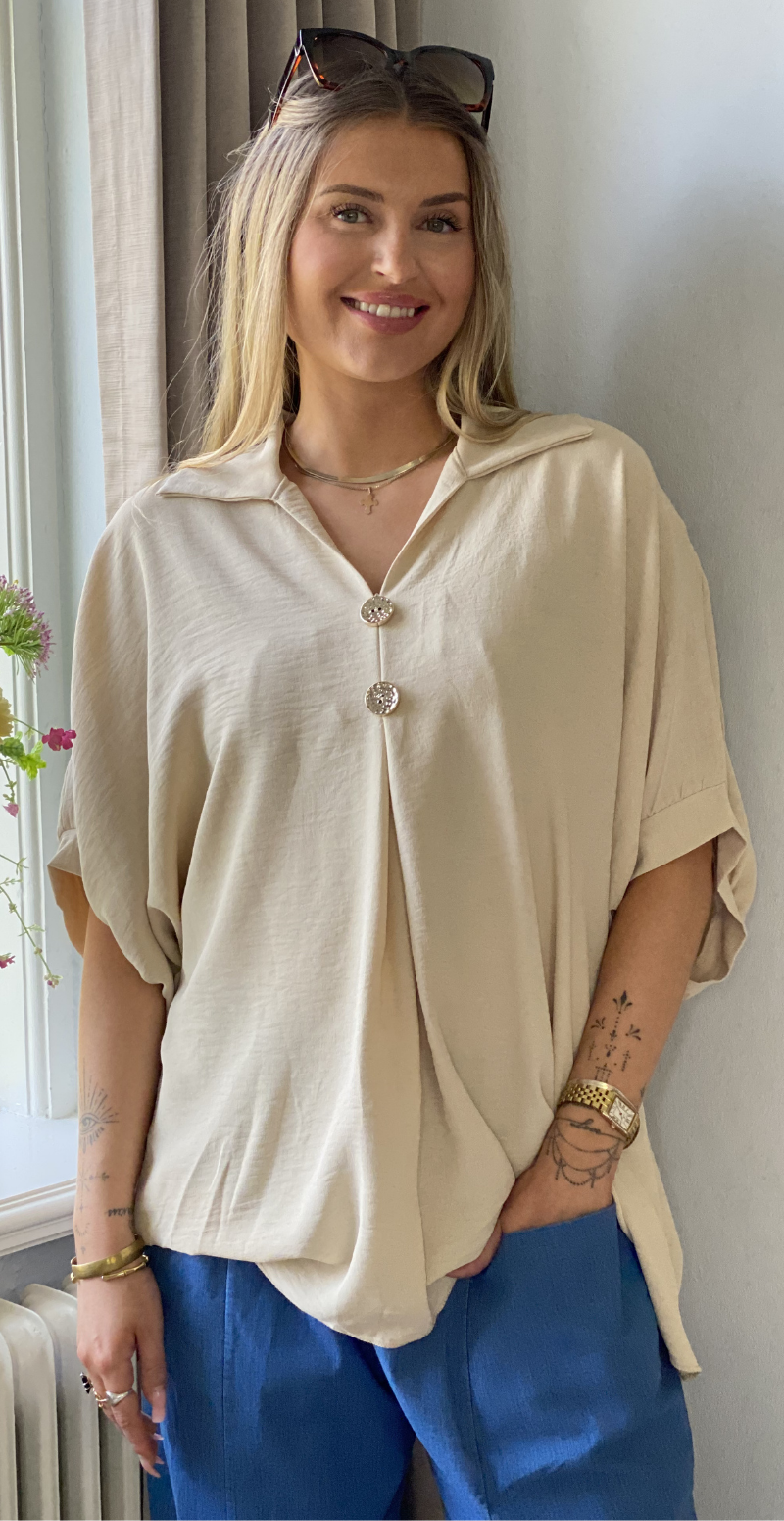 Lizzy bluse med krave og guldknapper beige LikeLondon