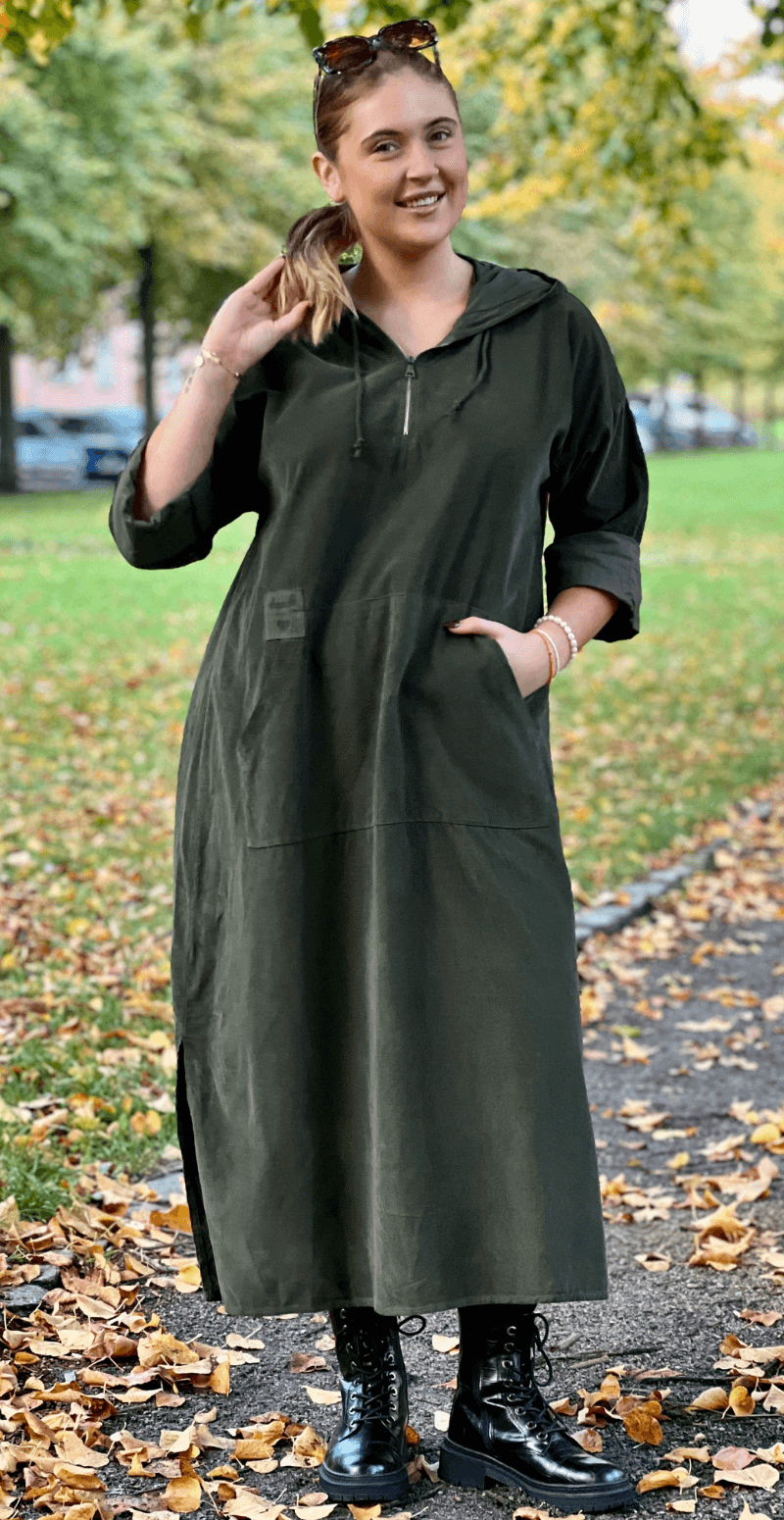 Ena fløjlskjole med hætte og lynlås military LikeLondon