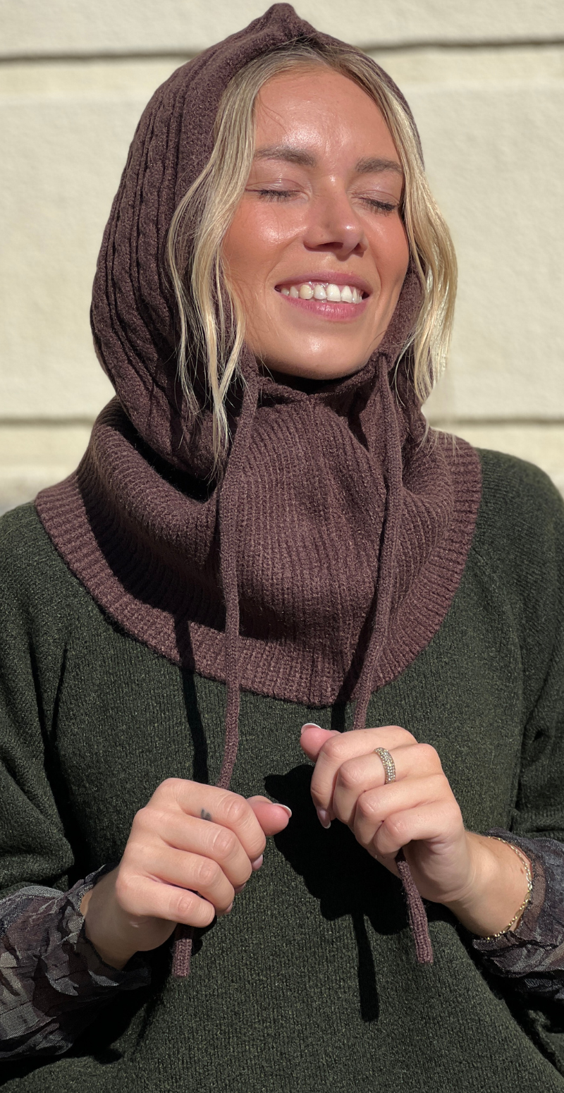Balaclava med kabelmønster og snøre deep coffee LikeLondon