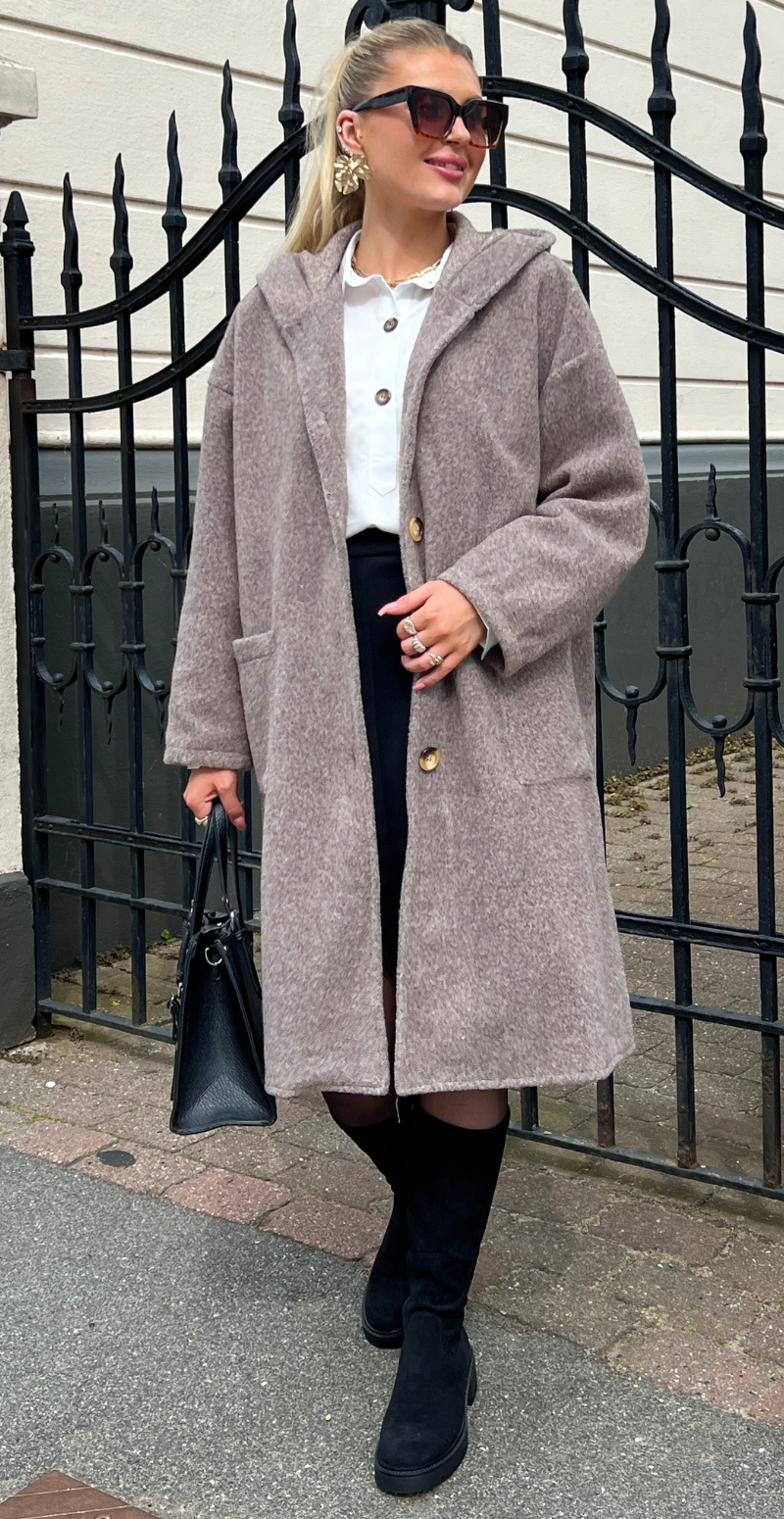 Tori jakke med hætte, lommer og knapper mocca LikeLondon