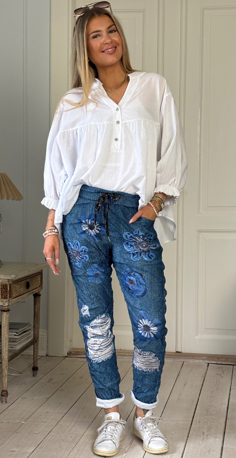 Sisse bukser i denimlook med blå blomster LikeLondon