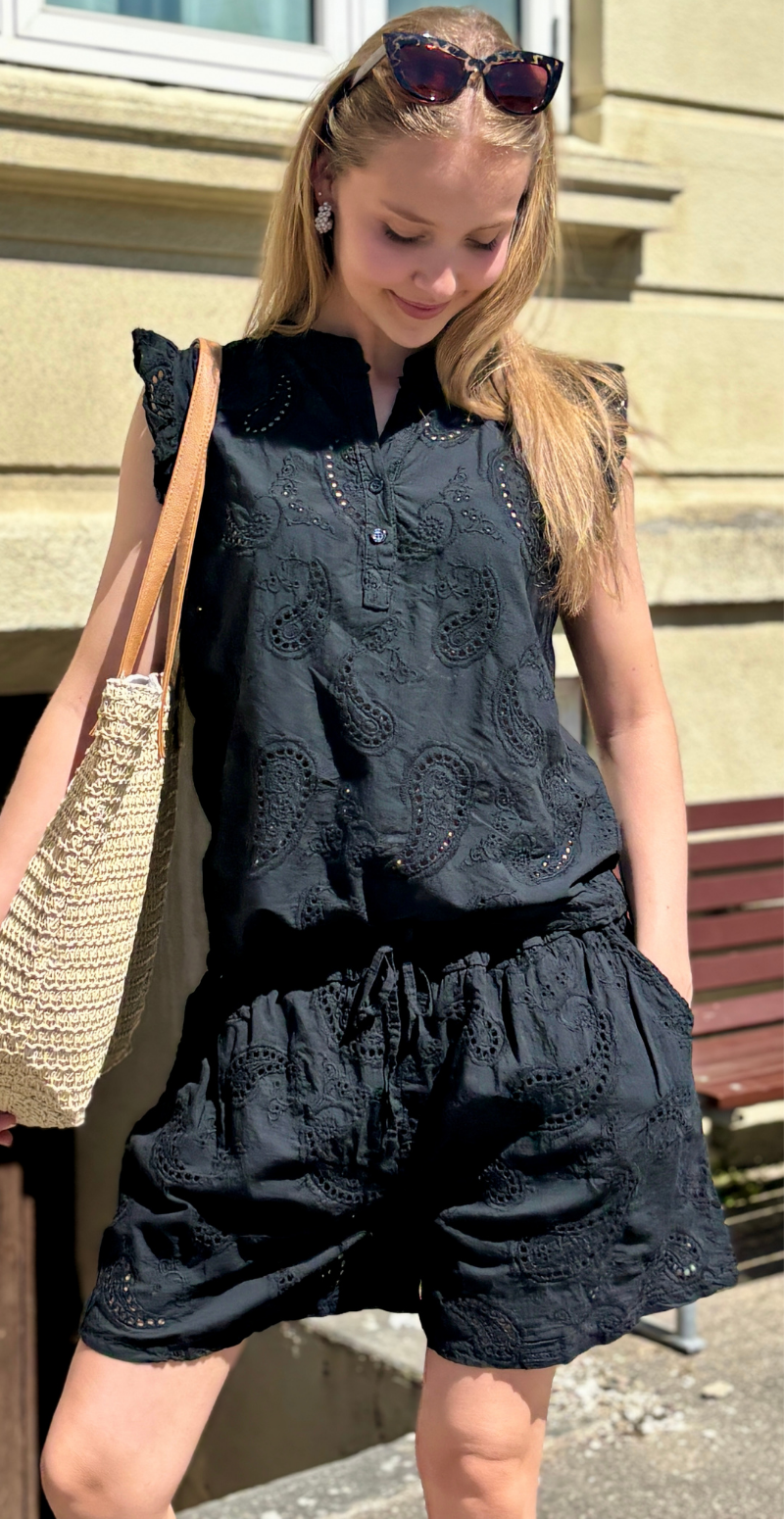 Isobel bluse med broderi anglaise og flæseærmer sort LikeLondon