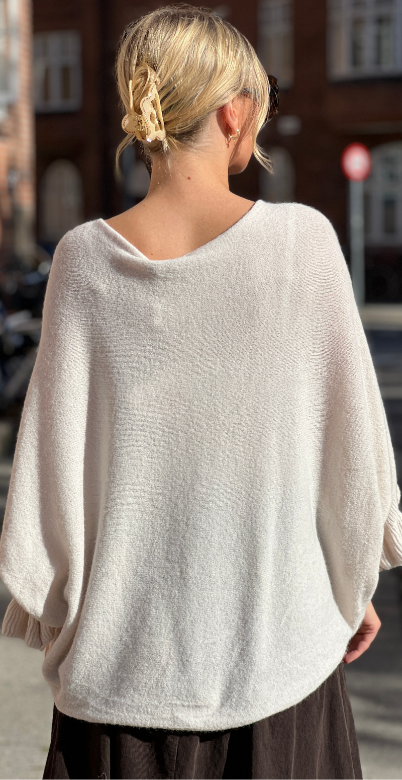Louise strikbluse i baby alpaca med flæsedetaljer og 3/4 ærmer beige LikeLondon